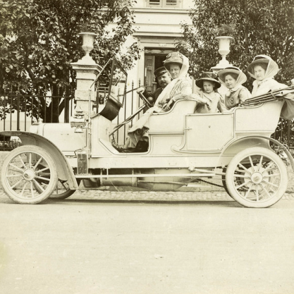 Foto: Familie mit Auto um 1910